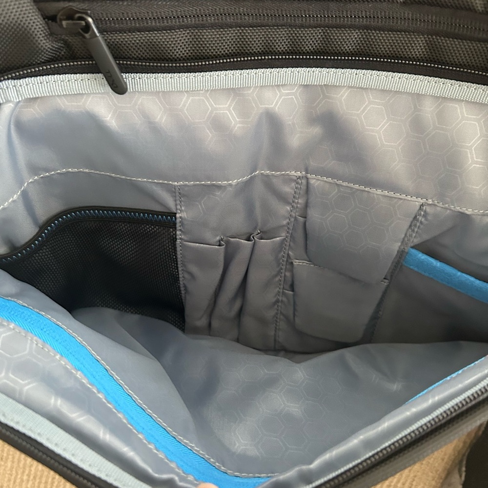 Dell Pro Briefcase / Laptop Bag in Black Like New Holds Multiple Devices - Picture 3 of 5